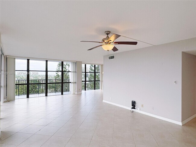 Building Photo - 800 Parkview Dr