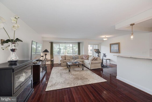 Foto del edificio - 4201 Cathedral Ave NW