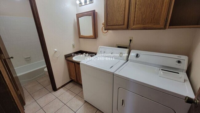 Foto del edificio - 373 Ridges Blvd