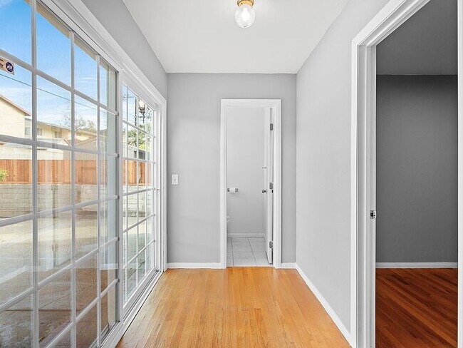 Foto del edificio - "Spacious 4-Bed, 3-Bath Oasis in Prime Los Angeles Location - 2080 Sq Ft of Comfort!"