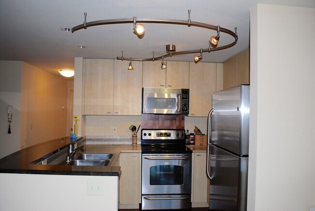 Building Photo - Spacious 2 Bed in Beautiful Complex!