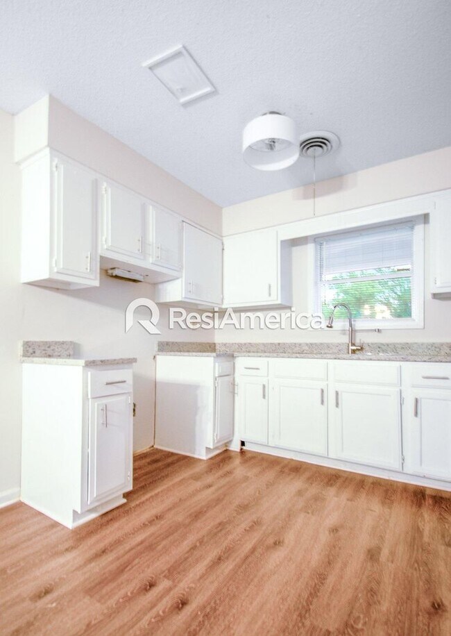 Building Photo - Fully renovated home