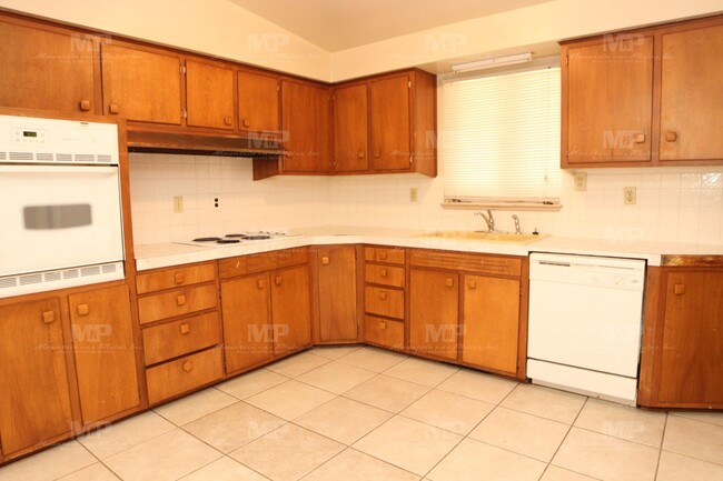 Foto del edificio - Three Bedroom with Covered Parking Spot!