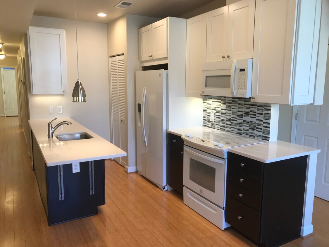 Fully equipped kitchen - 1448 Newton St NW
