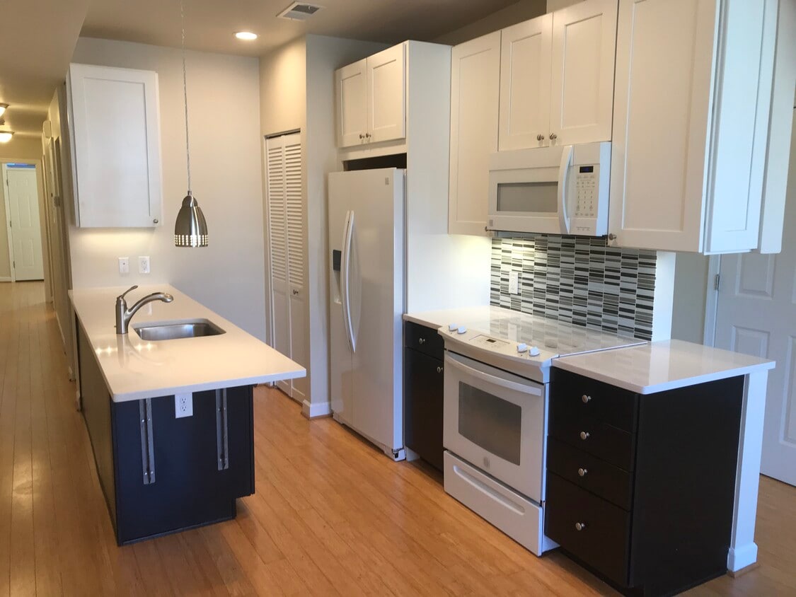 Fully equipped kitchen - 1448 Newton St NW
