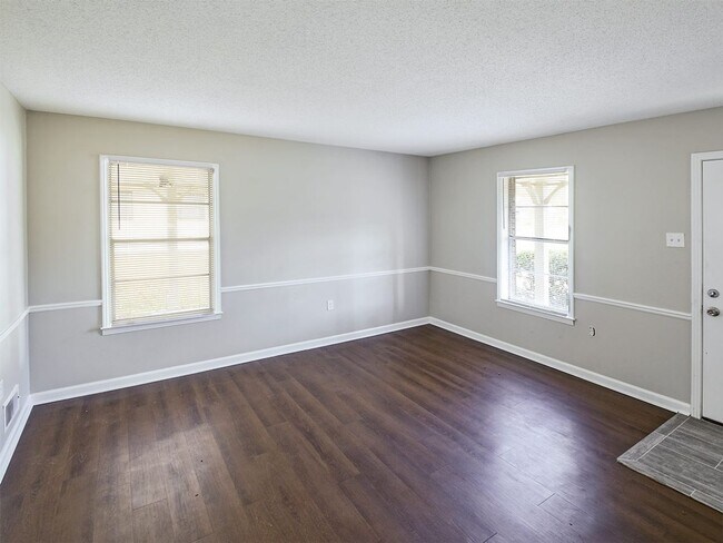 Photo - Fully updated 3 bed, 1.5 bath home with wonderful curb appeal north of Memphis.