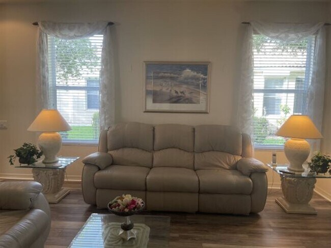 Foto del edificio - Spacious Villa with Gorgeous Lake View