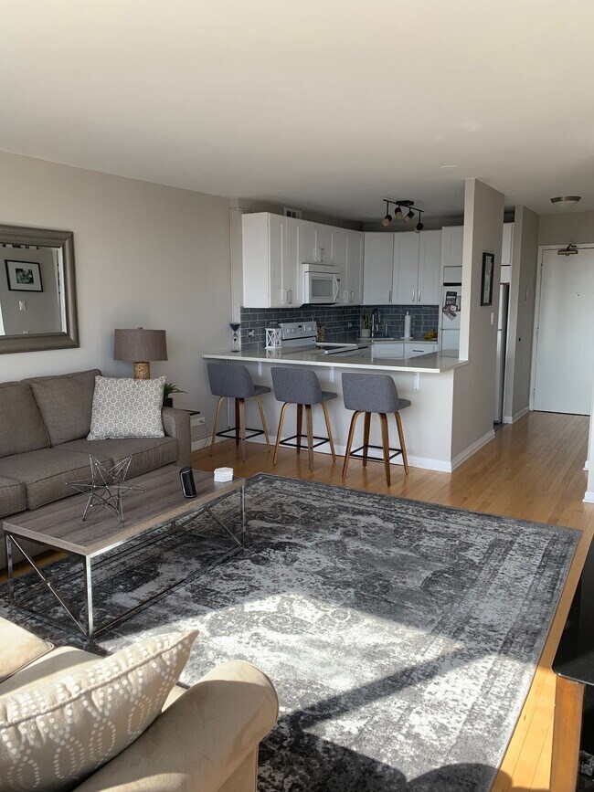 Foto del edificio - 3930 N Pine Grove Ave