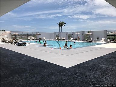 Foto del edificio - 14951 Royal Oaks Ln