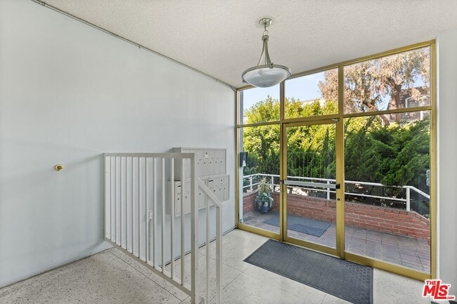 Foto del edificio - 8148 Redlands St