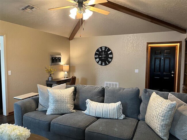 Foto del edificio - 512 Cypress Dr