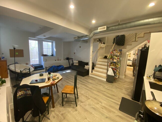 Foto del edificio - Spacious 3 Bed / 2 Bath | In-Unit Laundry | Fort Hill | 9/1