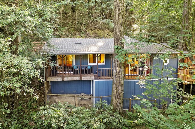 Building Photo - Fully Furnished hillside 30+ day stay home...