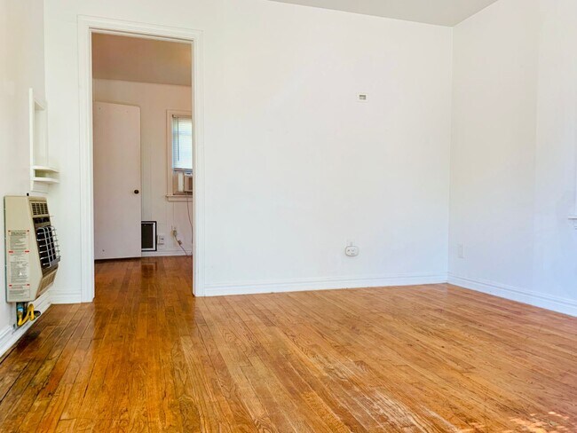 Building Photo - MOVE-IN SPECIAl: Charming 1BD 1BA Cottage ...