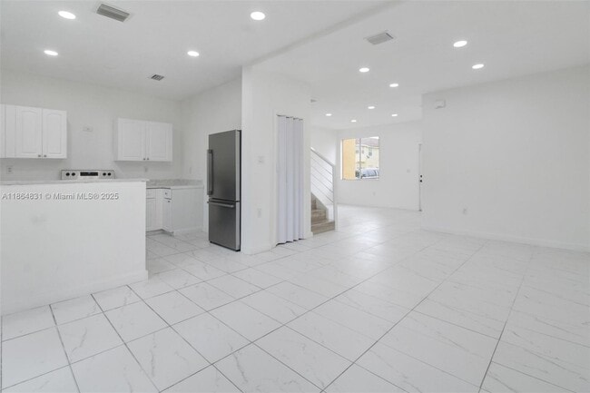Building Photo - 1543 SE 24th Ct