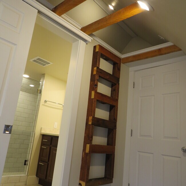 Foto del edificio - 563 E 4th Ave # B