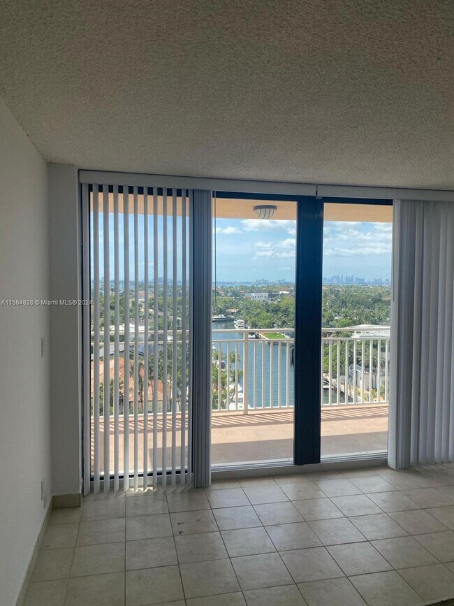 Foto del edificio - 2450 NE 135th St