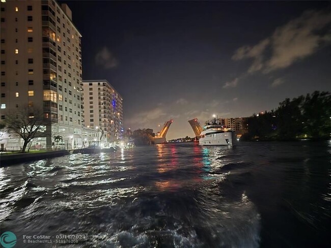 Foto del edificio - 1401 N Riverside Dr