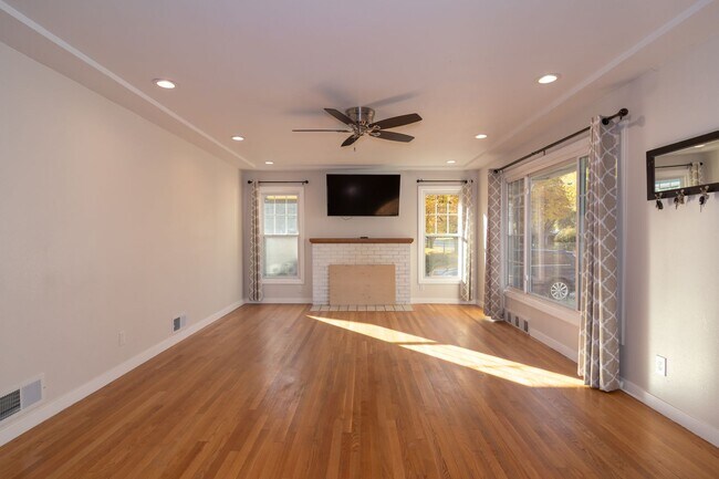 Foto del edificio - 5 Bed 2 Bath Home Available in Spokane Valley!