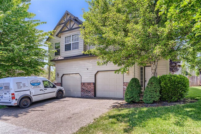 Building Photo - Spacious Two-Level Duplex Home with Fenced Backyard in Hillsboro!