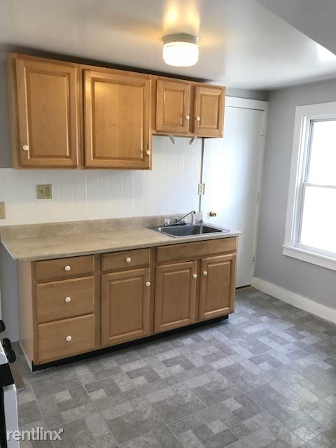 2 br, 1 bath - 73 Frank St Fl 3 - 2 br, 1 bath  - 73 Frank St Fl 3