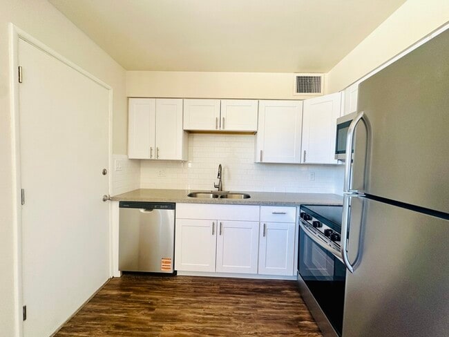 Building Photo - Newly Renovated Spacious 1 Bedroom with Vi...