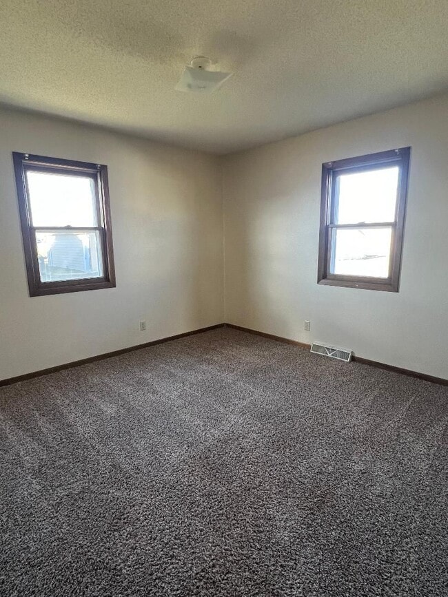 Foto del edificio - Must see 3 bedroom, 2 bath home with bonus office in the basement