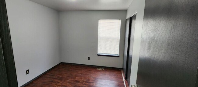 Building Photo - 3 BED 1 BATH SINGLE FAMILY HOME!