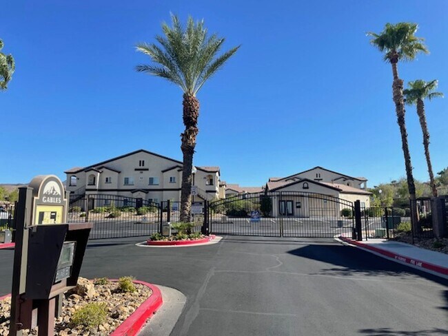 Building Photo - Great 2 Bedroom Downstairs Unit in Gated H...