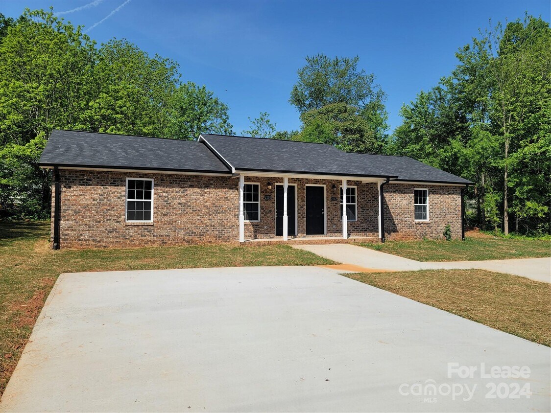 2110 N Whisnant Ave, Newton, NC 28658 Townhome Rentals in Newton NC