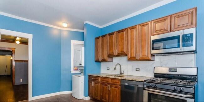 Kitchen with Stove, Microwave, Dishwasher, Washer/Dryer - 5613 S Calumet Ave
