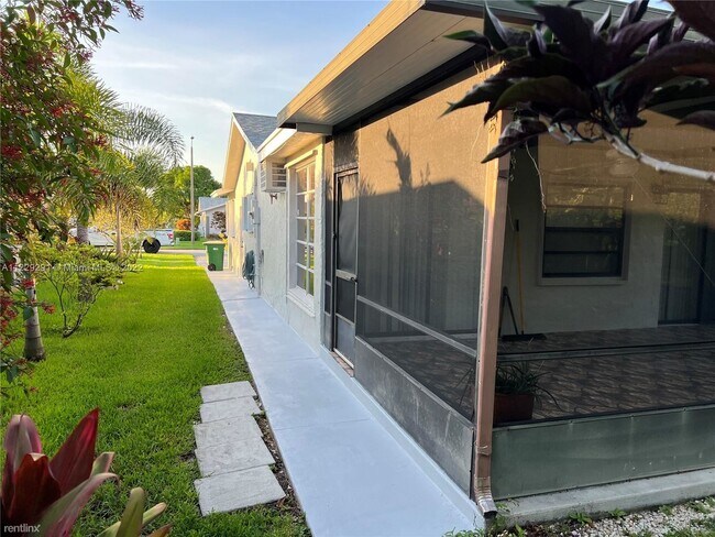 Foto del edificio - 2 br, 2 bath House - 9404 NW 70th Pl