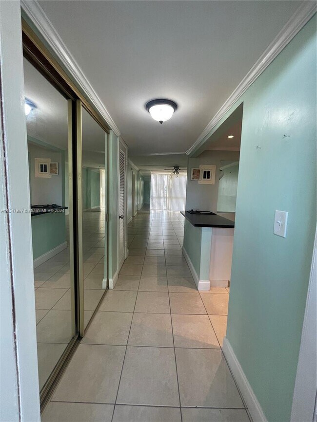 Foto del edificio - 8100 Sunrise Lakes Blvd