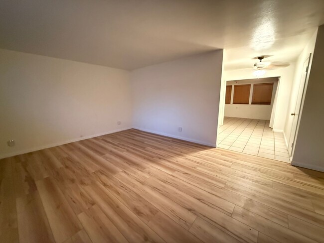 Building Photo - Clean 2 Bedroom / 1 Bathroom Condo Availab...