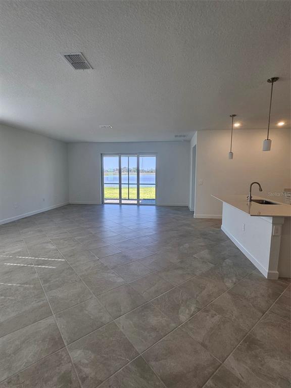 Foto del edificio - 8351 Waterscape Rd