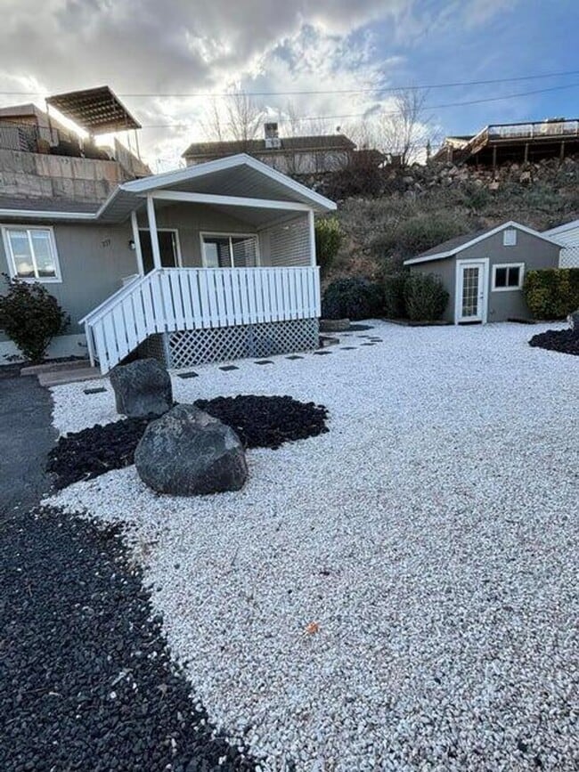 Building Photo - 2 Bed Home For Rent