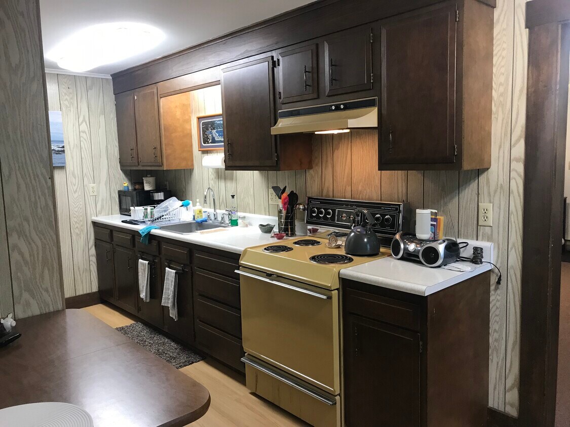 Kitchen counter - 38 Highland St