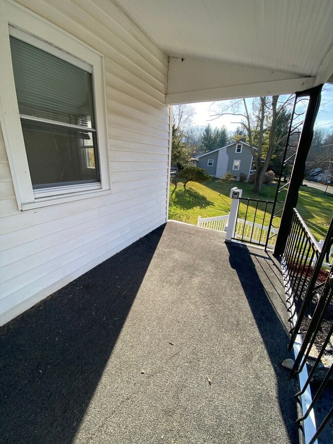 Building Photo - COLERAIN - Adorable 2+ bed 1 bath ranch on...