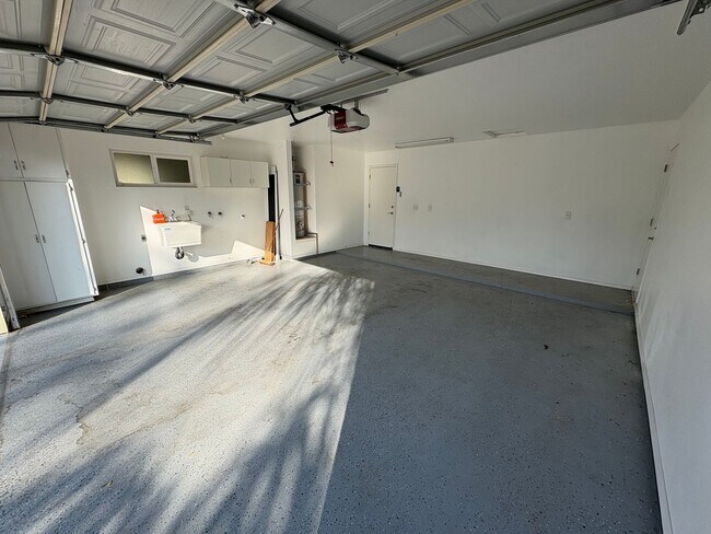 Foto del edificio - Beautiful Home with solar coming soon!