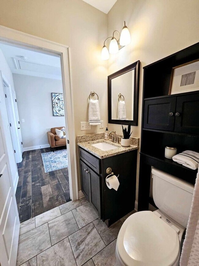 Building Photo - Downtown 1 Bedroom Apartment!