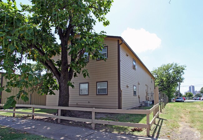 Building Photo - 1016 S Quaker Ave