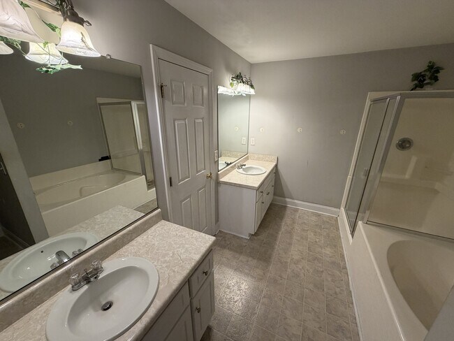 Baño principal - 2058 Reserve Ln