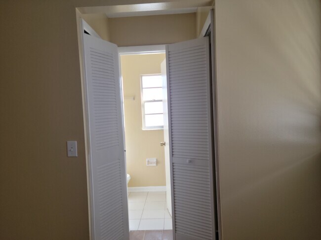 Building Photo - 8176 Old English Dr