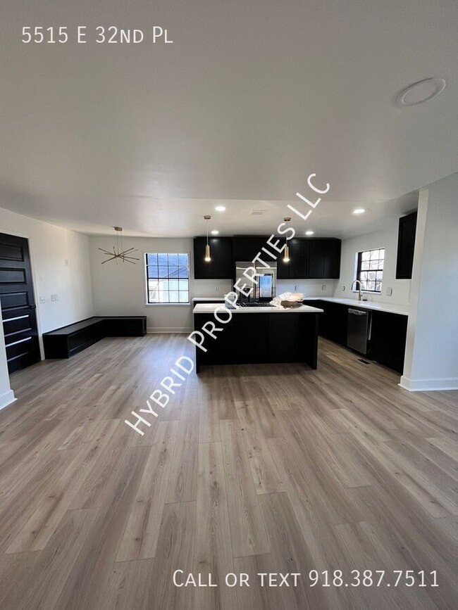 Building Photo - Modern Updated Midtown Home