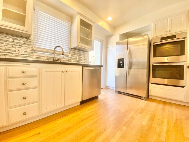 Building Photo - 637 30th St