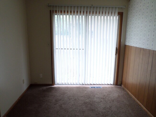 Building Photo - Privacy Fence and a Garage!