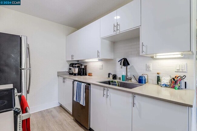 Foto del edificio - 100 Shoreline Ct