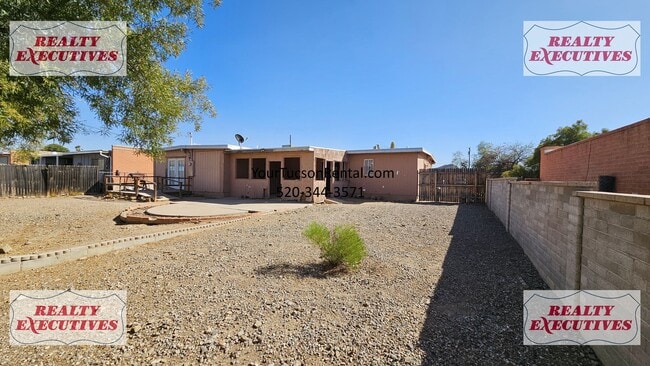 Building Photo - Ajo Hwy & Camino De Oeste - 3/2 with AC and large lot