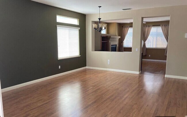 Foto del edificio - Beautiful 4 Bed / 2 Bath Home with Stunning  Backyard & Gazebo