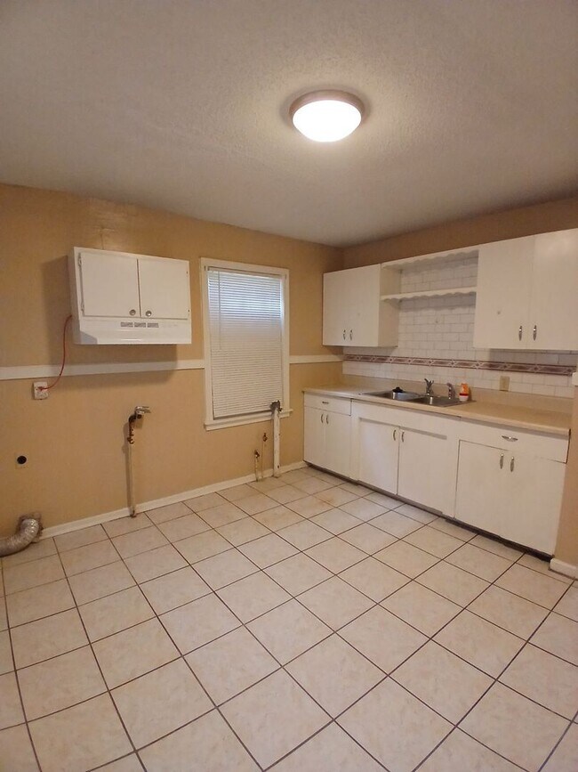 Foto del edificio - Spacious 2 Bedroom, 1 Bath | Binghampton - Open To Section 8